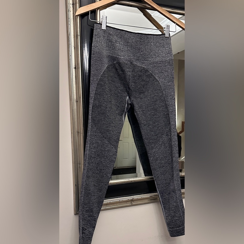 Umbro Gray Leggings, Size Medium
